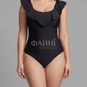 Жінка в чорному купальнику з рюшами