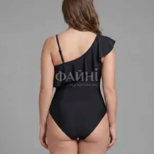 Жінка у чорному купальнику з одним плечем